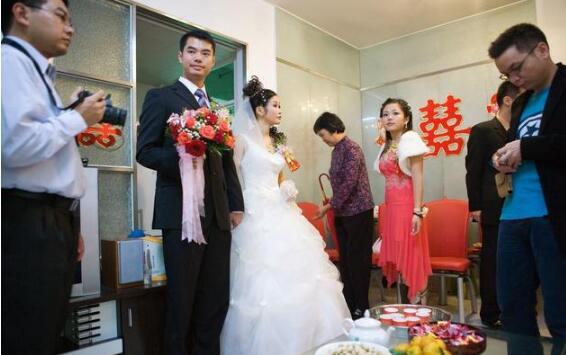 结婚舅舅怎么挂金花红（结婚舅舅挂号牌）