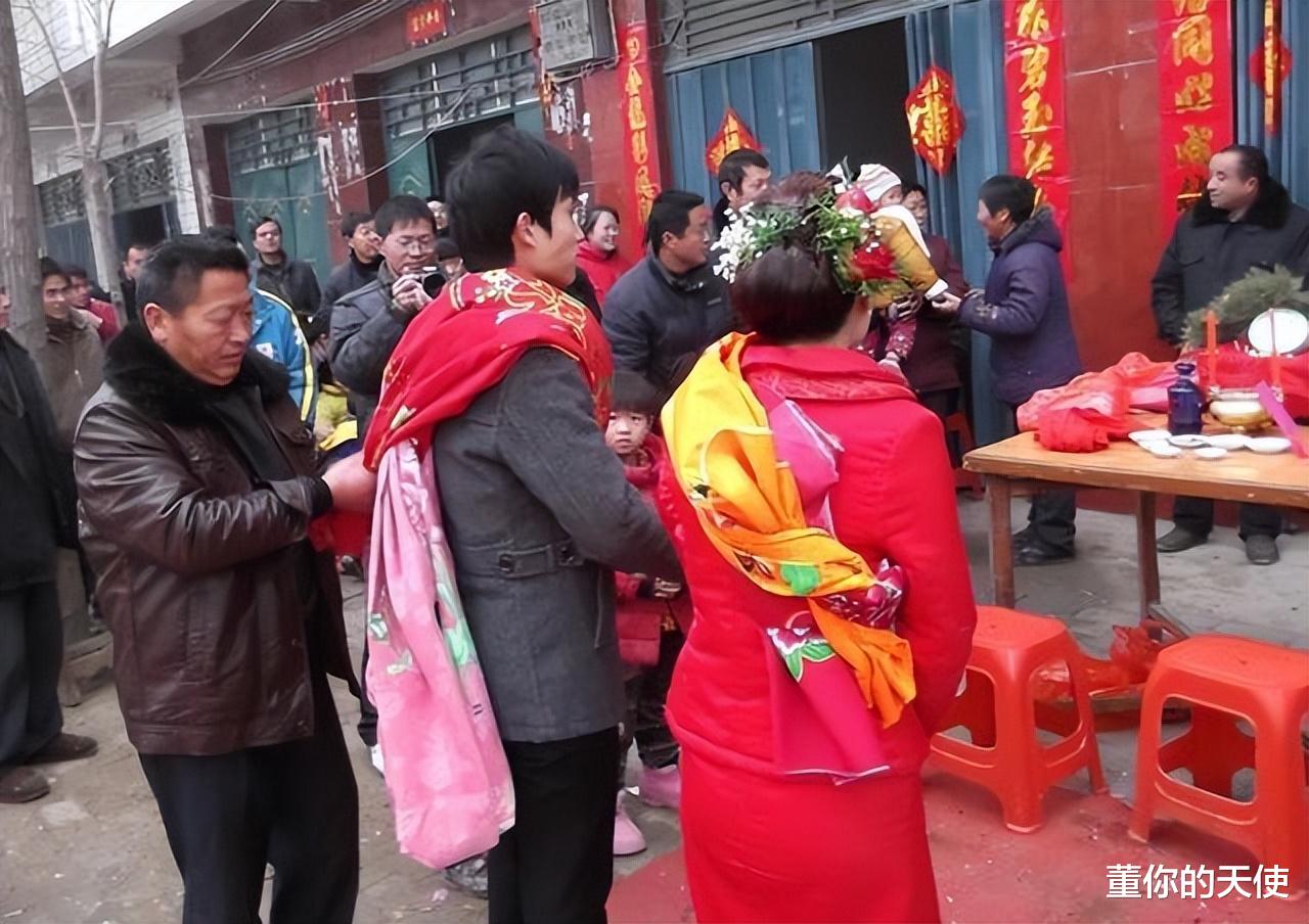 结婚舅舅怎么挂金花红（结婚舅舅挂号牌）