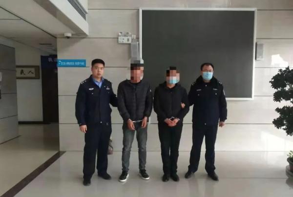 新教你‘‘普通扑克牌炸金花拿好牌如何出老千方法一《我来教教你怎么赢 》