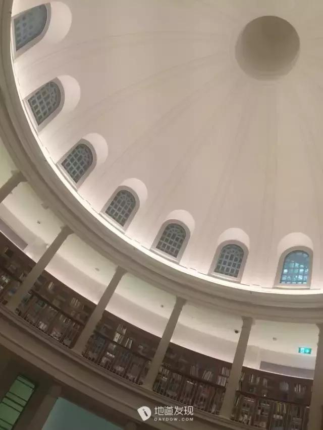 楼梯是否可以挂字牌呢英语（楼梯上适合挂什么字）
