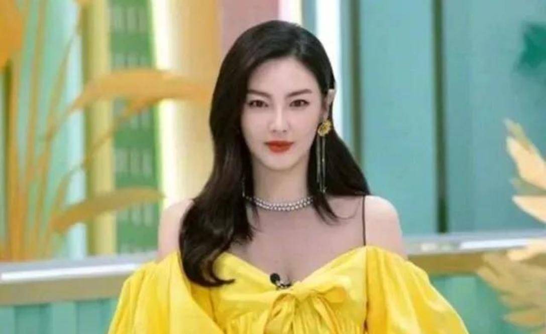 女配在娱乐圈全程开挂（女配她在娱乐圈全程开挂）
