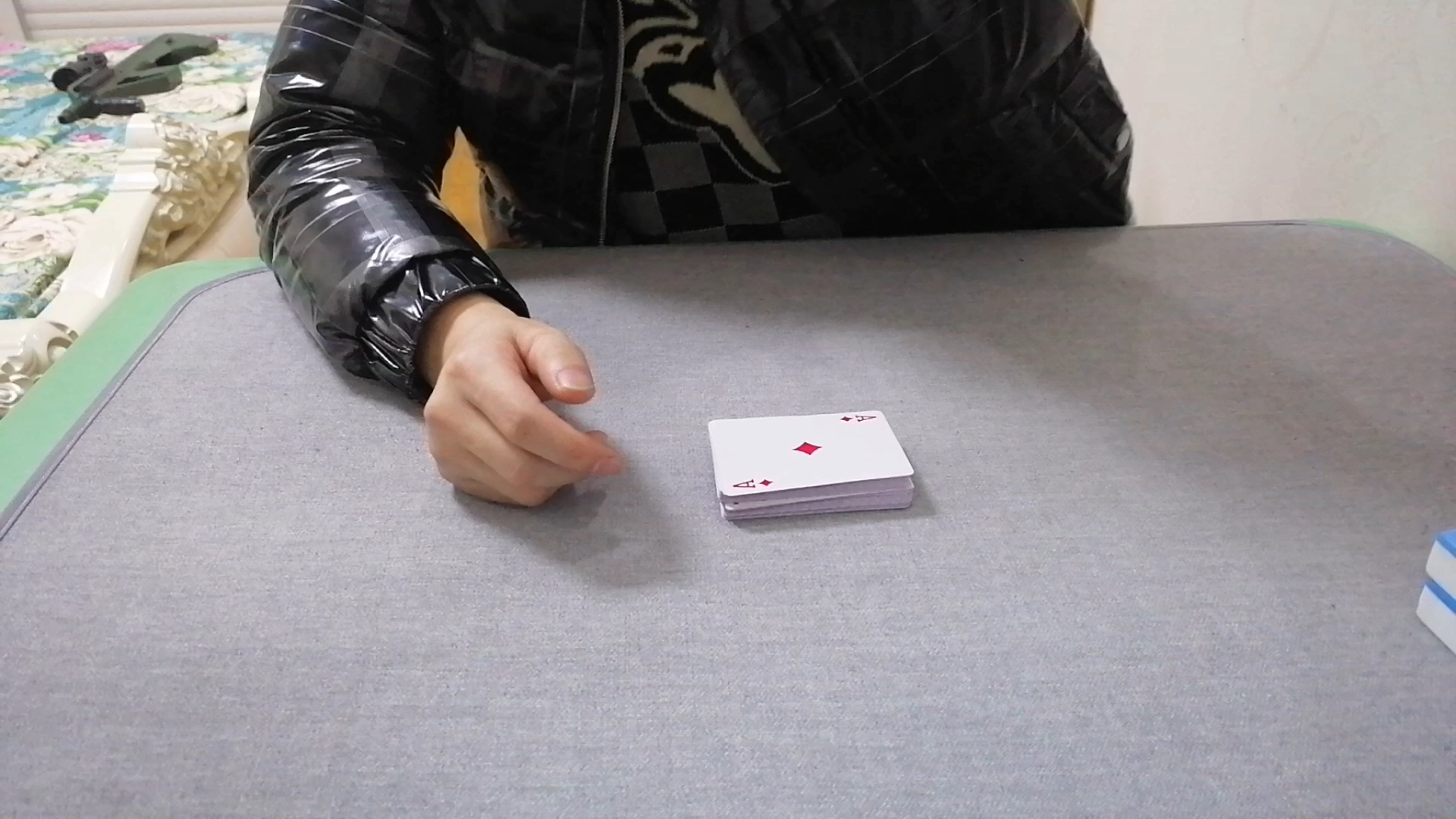 一分钟教你“牌技三公开船洗牌作弊手法一《我来教教你怎么赢 》