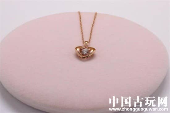 彩金花型挂坠的寓意（彩金吊坠的经典款式有几种）