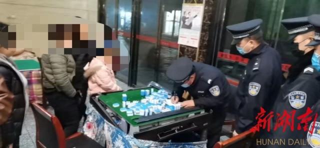女子打麻将挂天然气管道（女子打牌总输钱打开麻将机）