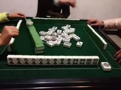 手机麻将里面的插挂是什么（手机麻将挂花最先进的手法）