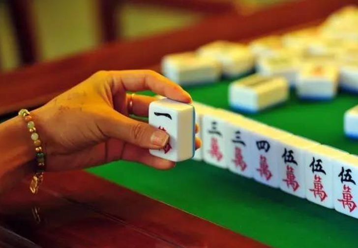 打麻将吉利挂饰怎么挂好看（打麻将配带的吉祥物）
