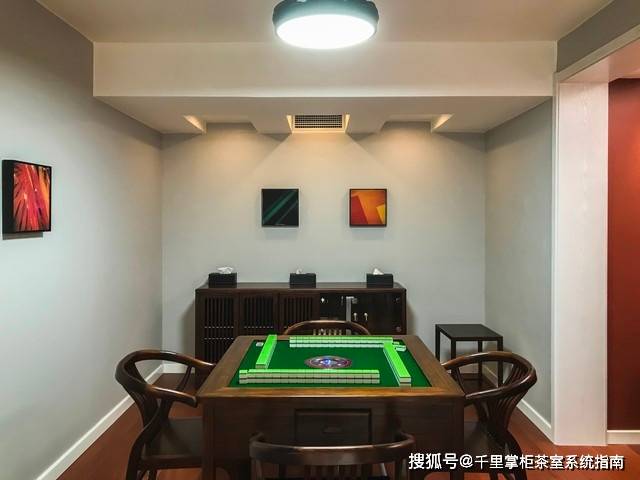 棋牌室内挂牌匾怎么挂（棋牌室里挂什么招财）