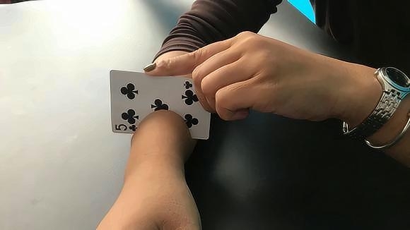 推扑克挂视频（扑克推牌怎么玩）