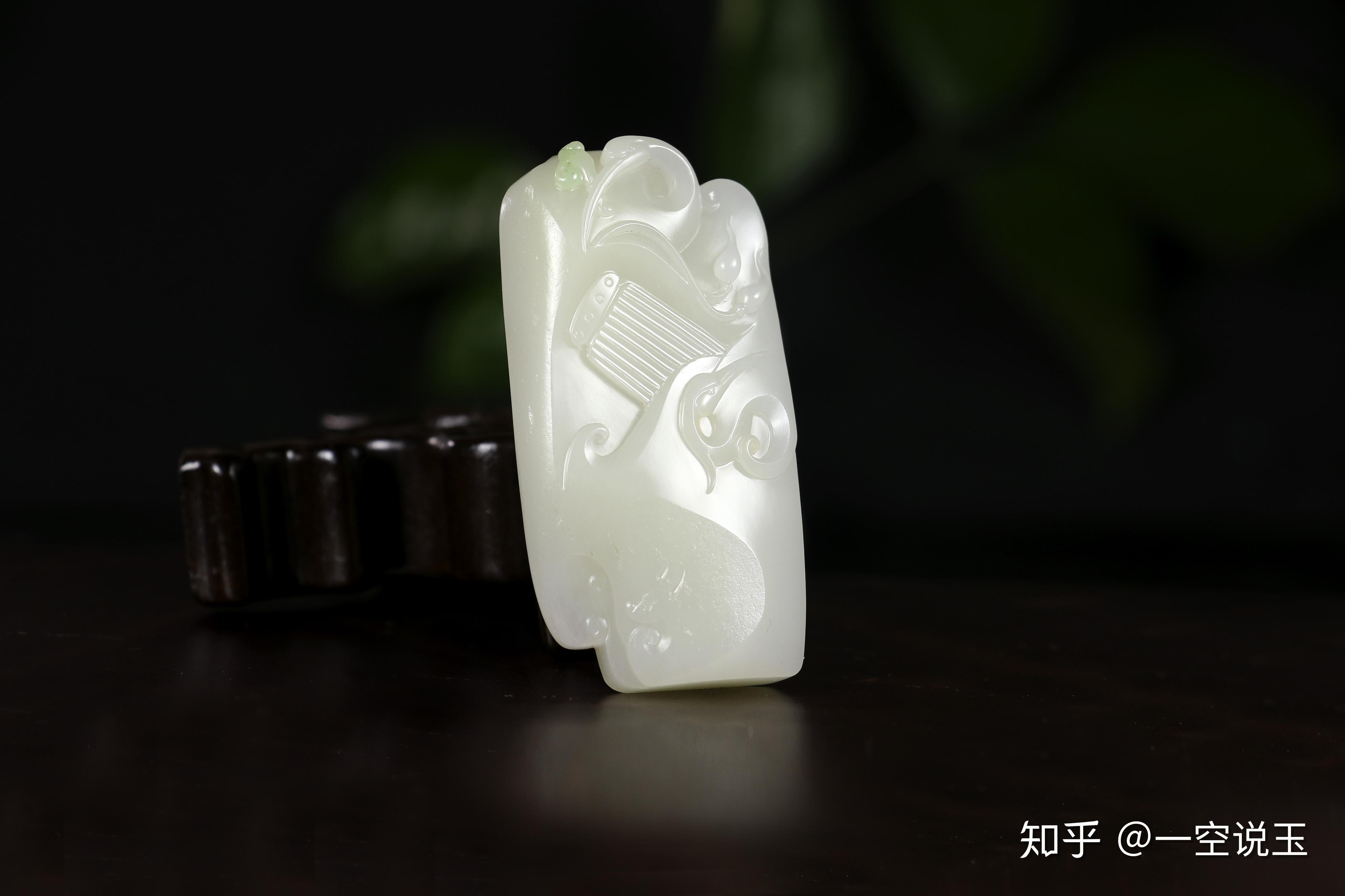 白玉挂狗麻将图片高清壁纸（白玉狗挂件寓意）