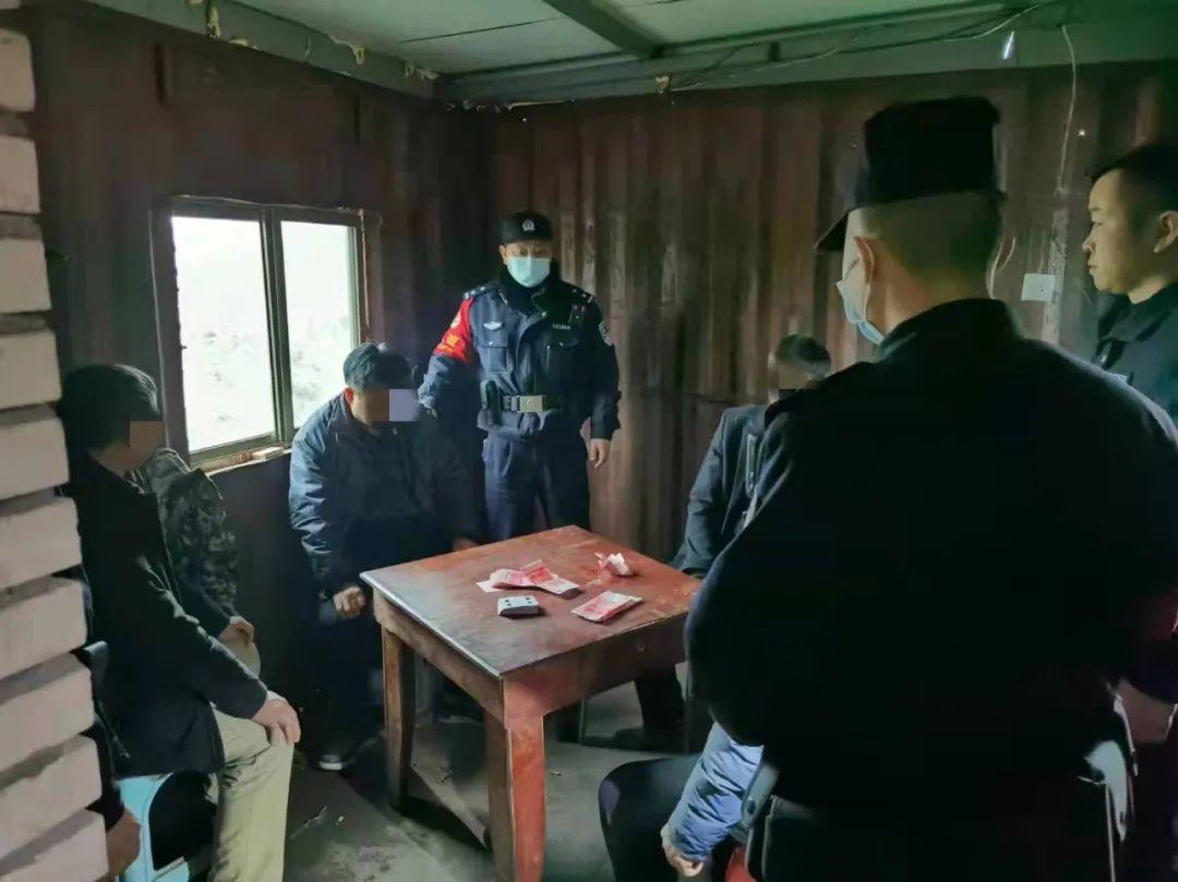 一分钟教你“扑克牌三公手法一《我来教教你怎么赢 》
