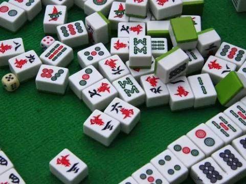为什么打麻将要挂三张（为什么打麻将要放3个硬币）