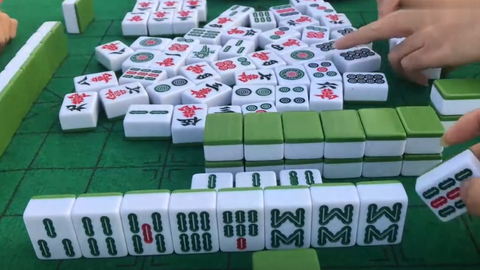 挂瓶打麻将照片图片搞笑（挂瓶打麻将照片图片搞笑视频）